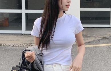 Cách phối trang phục để làm mới áo thun trắng